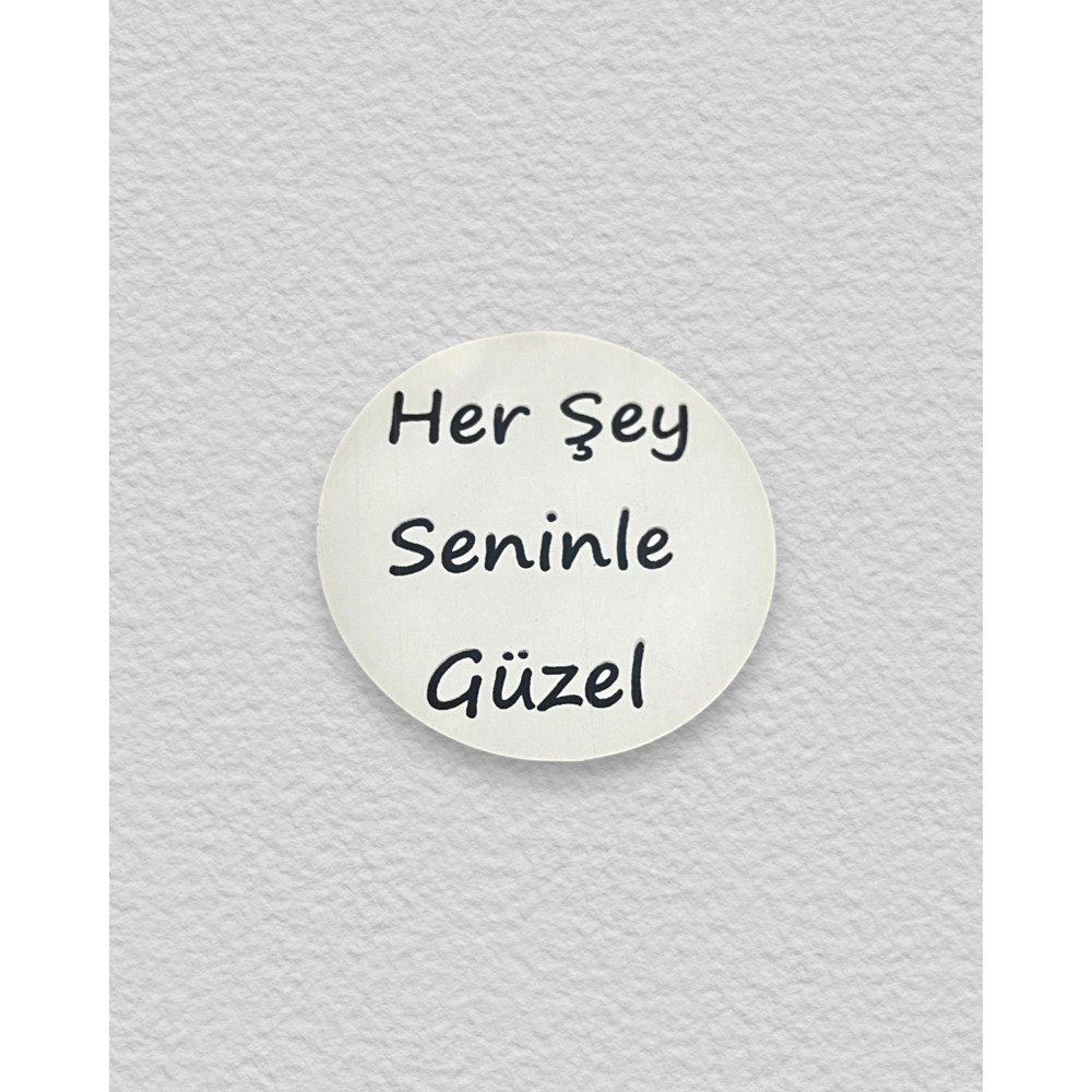 Herşey Seninle Güzel Siyah Yazılı Yuvarlak Yapışkanlı Etiket