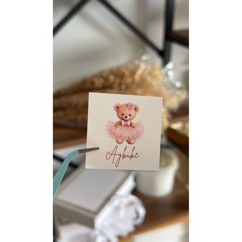 Pembe Elbiseli Ayıcık Yenidoğan Çikolata Etiketi 3,8x3,8 Cm 70 Adet - Arl Etiket Tasarım