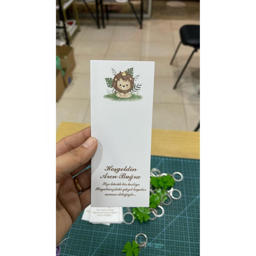 Hoş geldin Yazılı Yenidoğan Mum Kartı 5x12 cm Aslan Görselli - Arletikettasarım